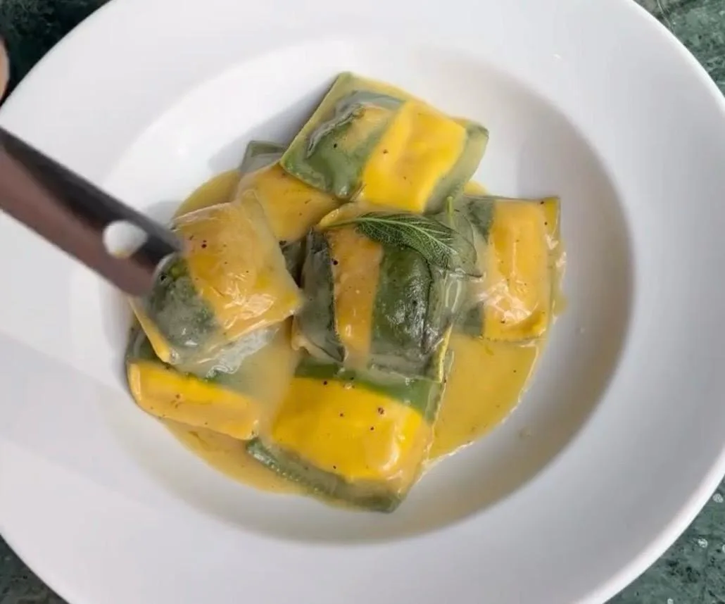 Ravioles caseros de pasta verde con manteca y salvia