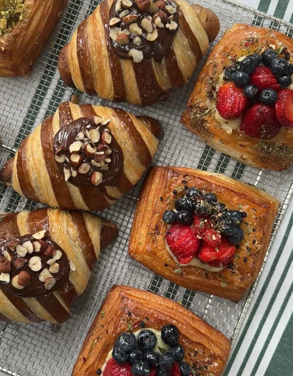 Croissants y facturas de la cafetería con frutos rojos
