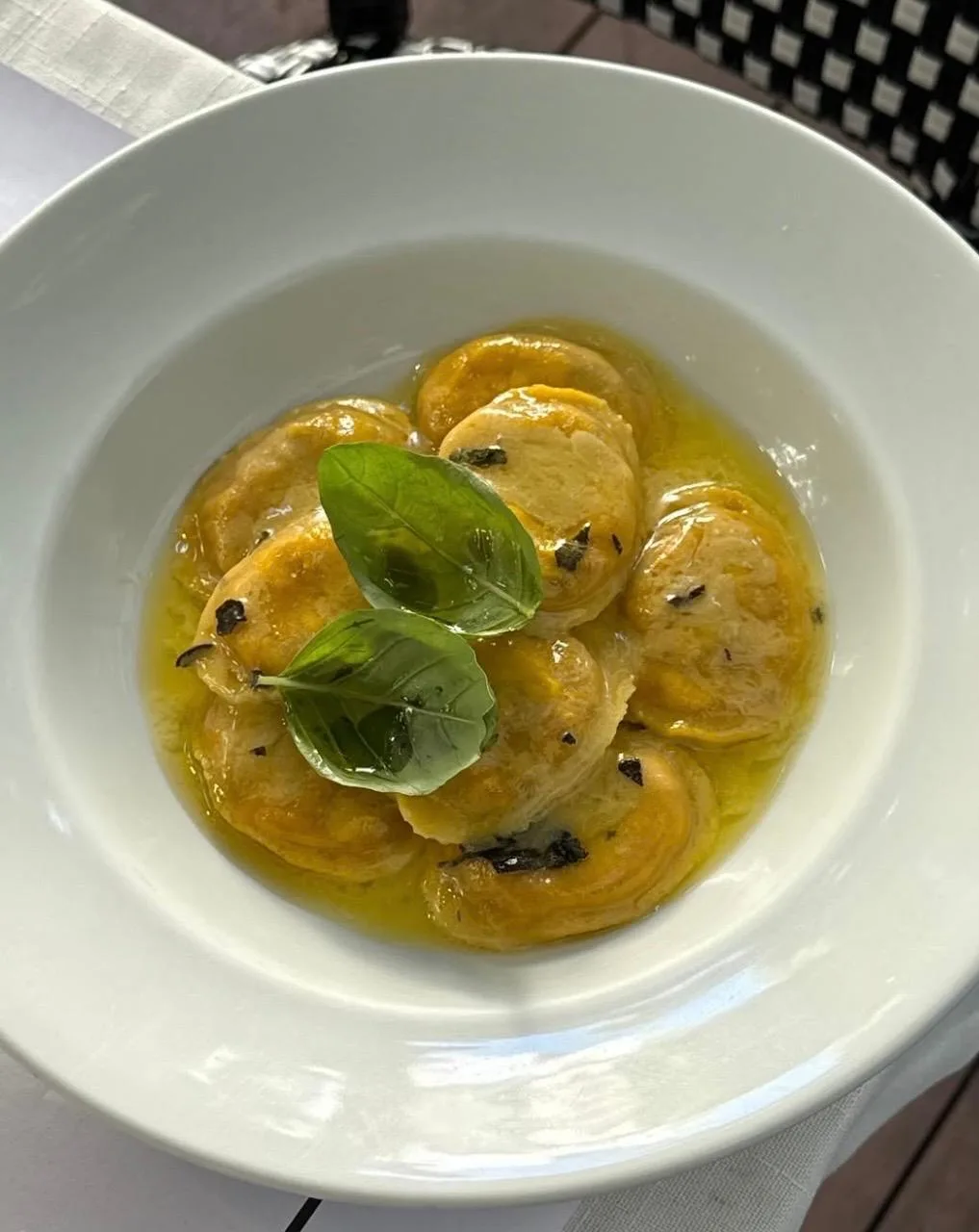 Sorrentinos caseros con manteca y albahaca